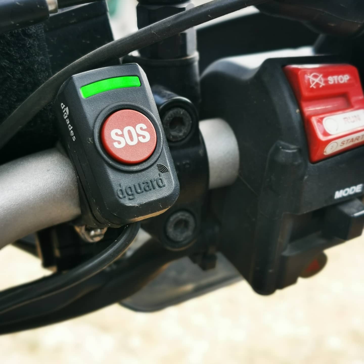 DER SOS-Taster des dguard Notrufsystem wurde bei diesem Motorrad am Lenker befestigt. Es besteht auch die Möglichkeit ihn vorn an der Kanzel zu motieren.