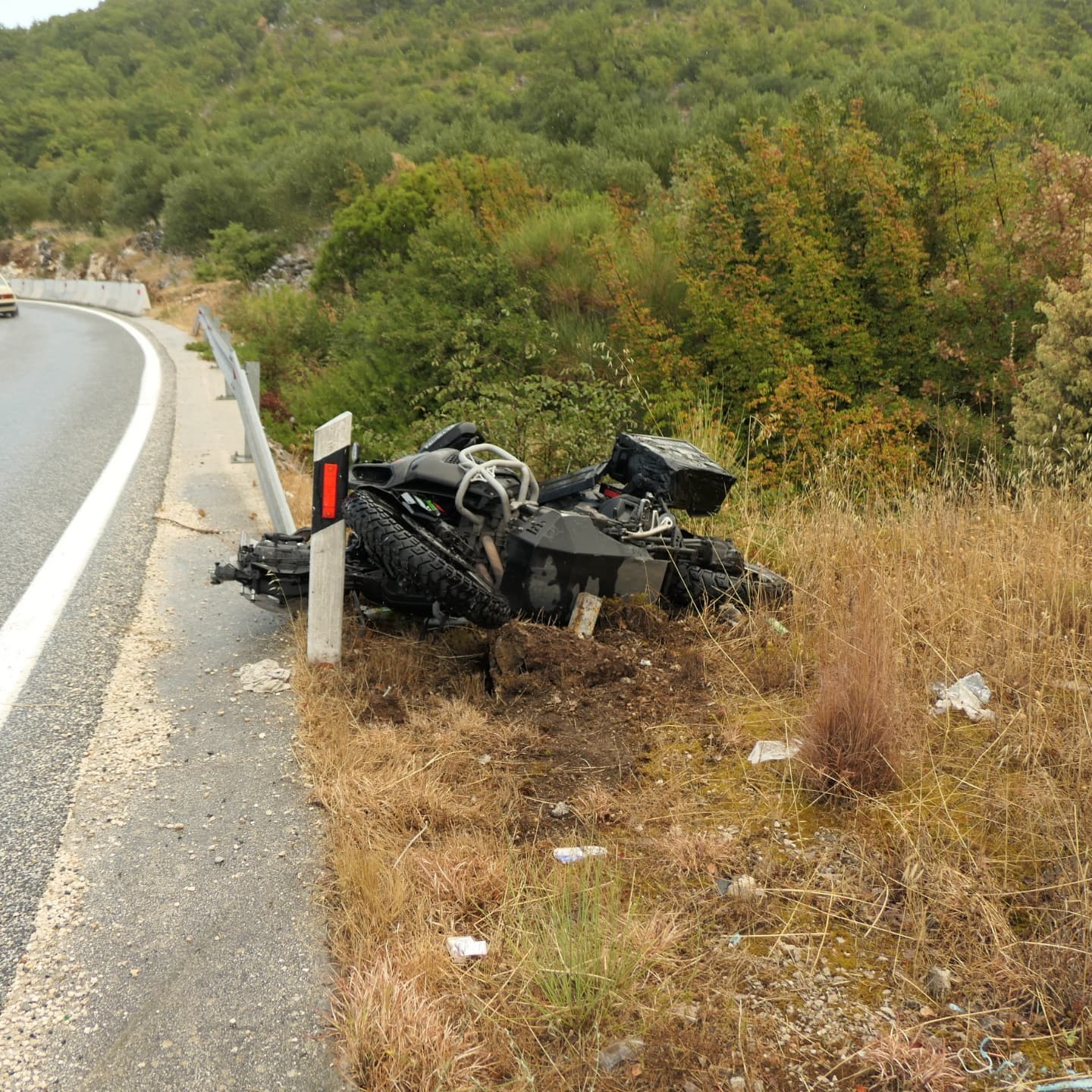 Wenn ein Motorradfahrer bei einem Unfall nicht mehr in der Lage ist selbst den Notruf zu wählen, erkennt dguard automatisch den Unfall leitet ein Signal an die Rettungsleitstelle.