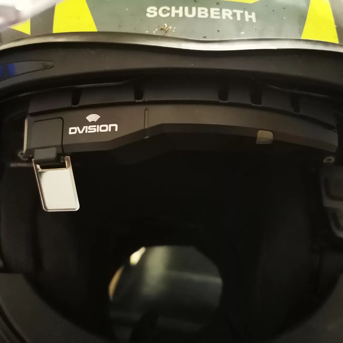 There are two different helmet adapters for the Head Up Display. On the one hand there is the flat helmet adapter and on the other hand there is the wide helmet adapter with tabs.