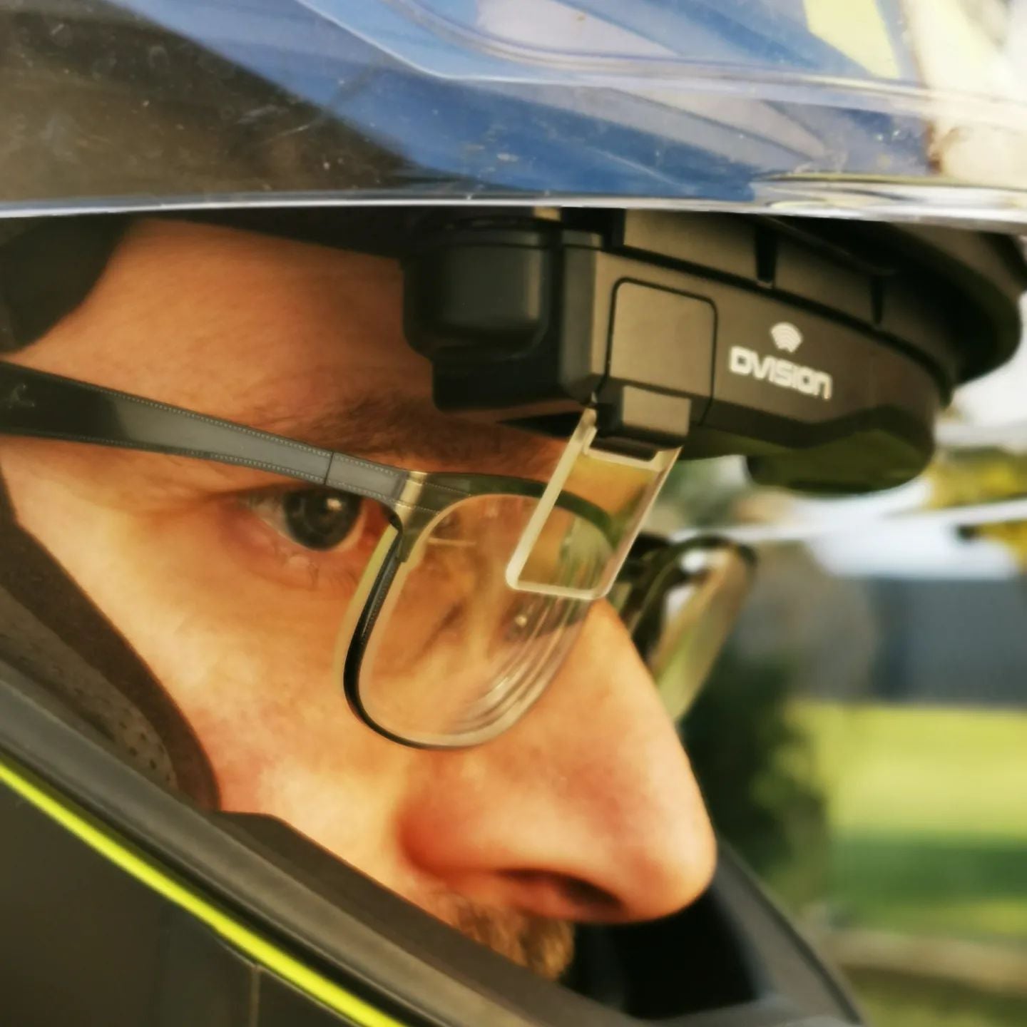 Motorcyclists who also wear glasses are not restricted by the Head Up Display and can use the HUD without any problems.