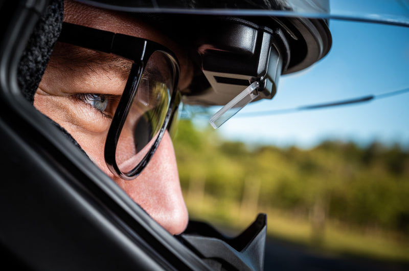 Das TILSBERK Head Up Display ist auch für Brillenträger geeignet, da in den meisten Helmen genügend Platz dafür ist.