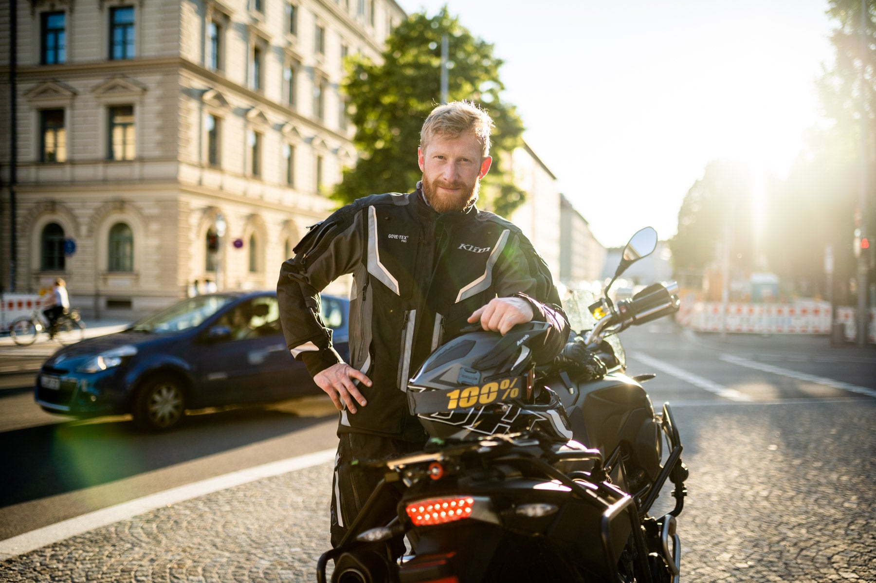 Du bist mit deinem Motorrad in der Stadt unterwegs und triffst auf einen Unfall oder kommst selbst in einen, so kannst du mit DGUARD Notrufsystem schnell Hilfe holen. 