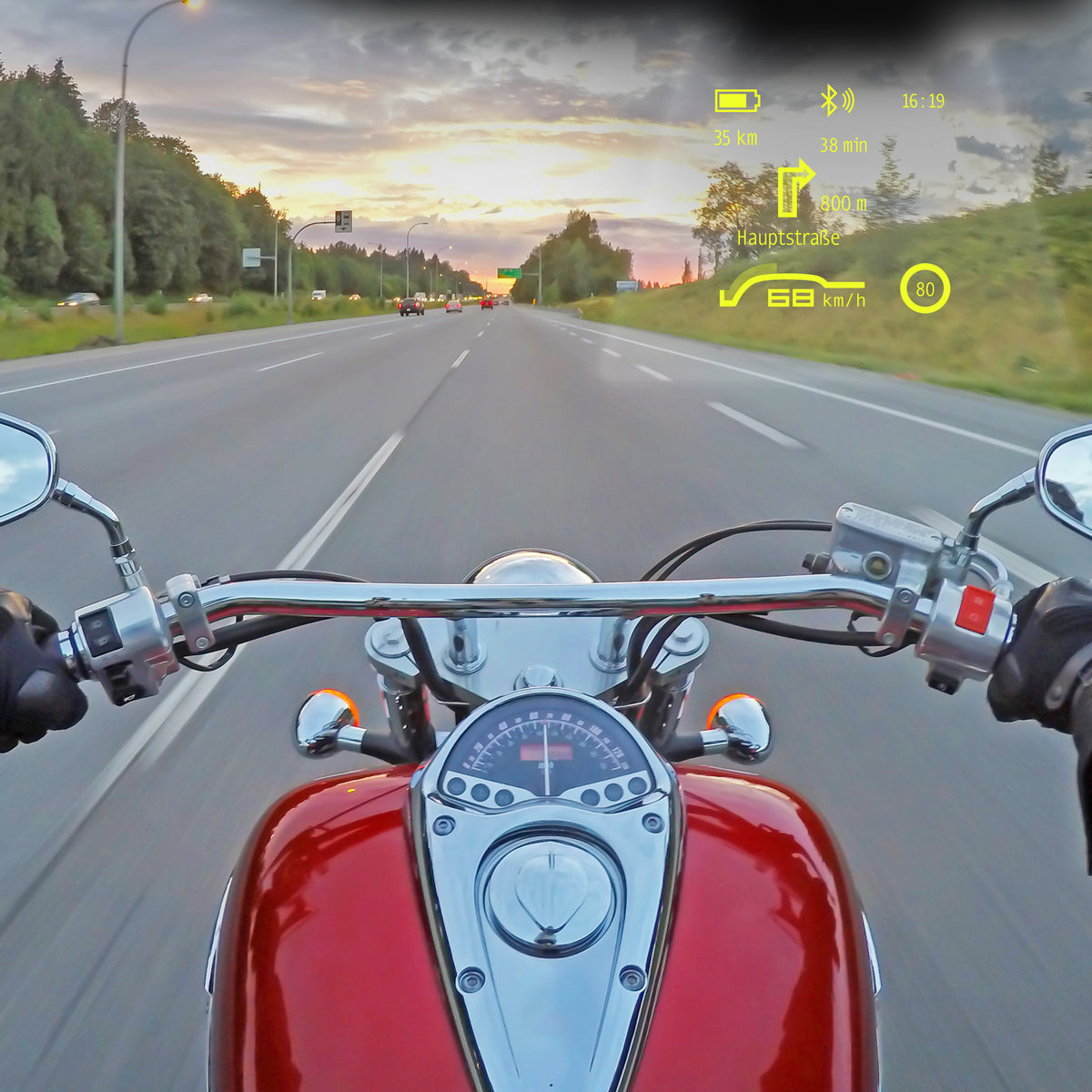 Blick aus einem Motorradhelm mit dem DVISION Head-Up Display.