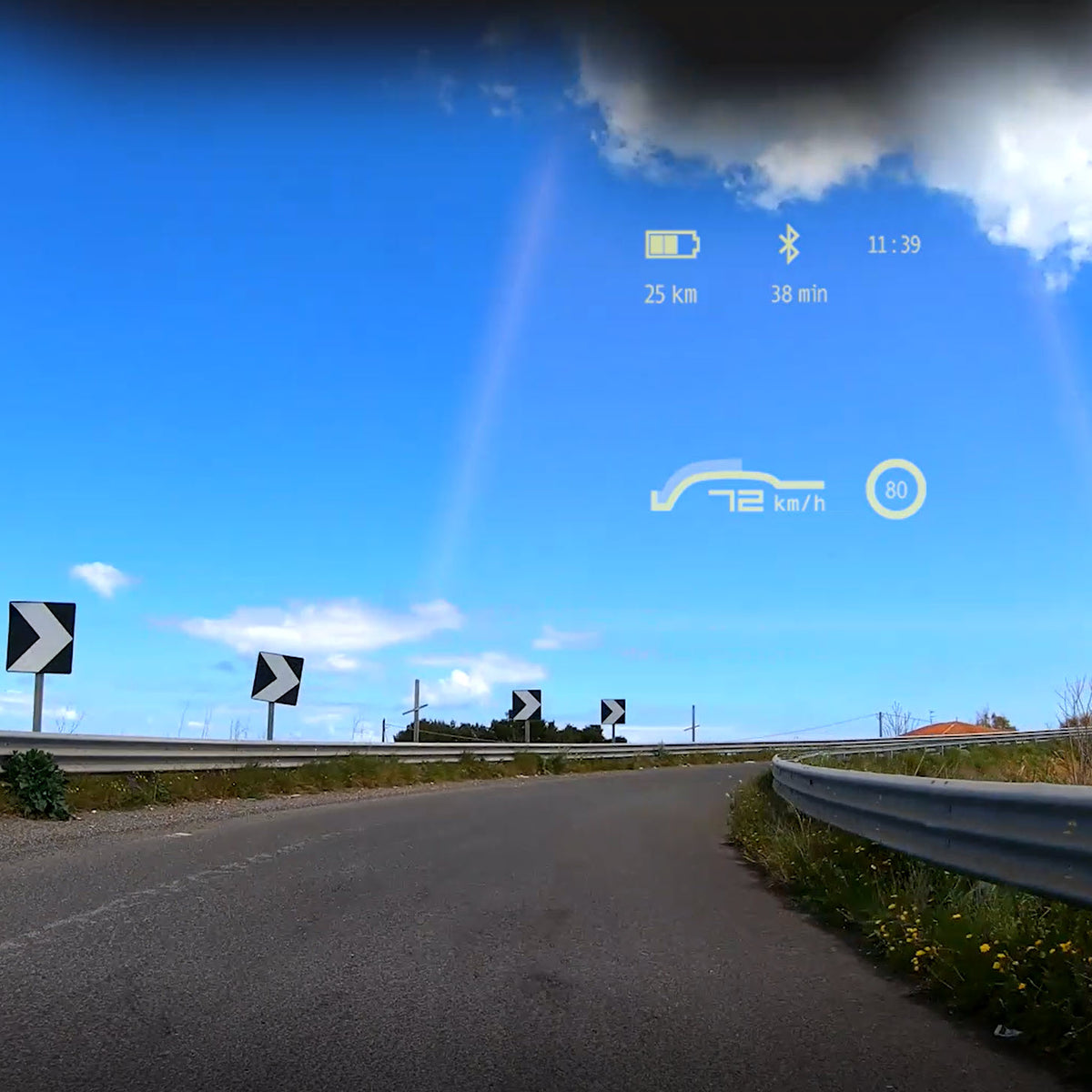 Das DVISION Head-Up Display für Motorradfahrer bietet in der NAVIGATOR-Ansicht die Möglichkeit, sich dank einer detaillierten Routenführung mit erweiterter Spuranzeige auch in unbekanntem Terrain zurechtzufinden.
