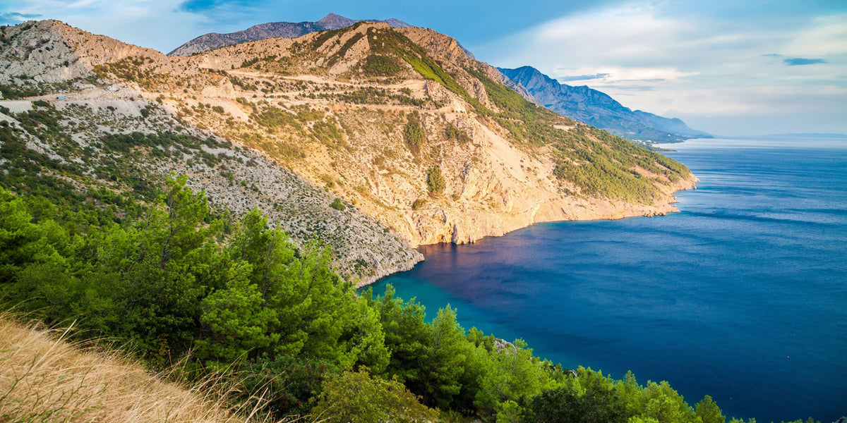 Die dalmatische Felsenküste in Kroatien ist eine beliebte Motorradstrecke.