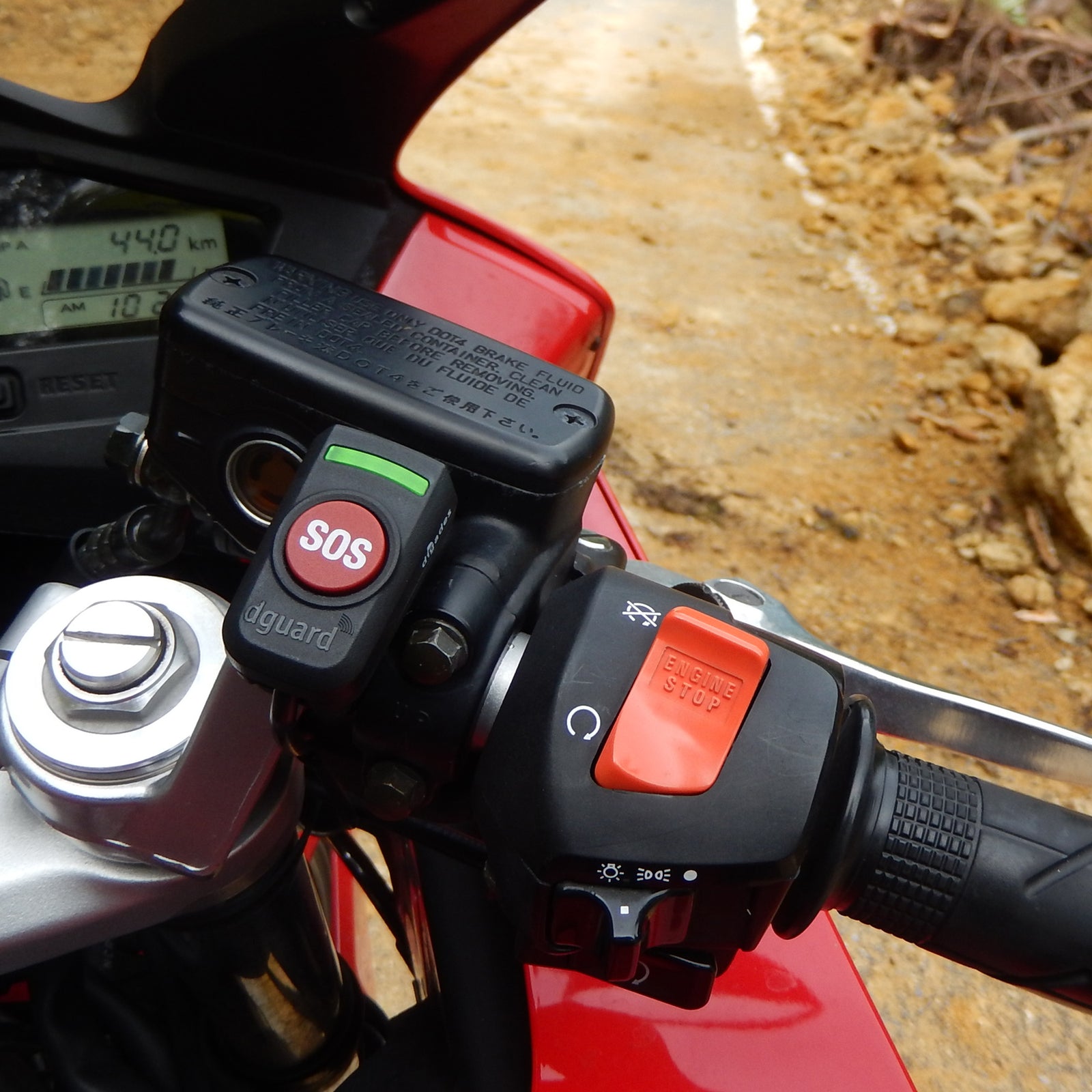 The dguard button is attached to the handlebars of a motorcycle and, with a weight of just 45g, does not restrict the motorcyclist.